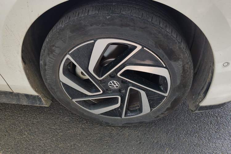 Used Volkswagen ID.7 VIZZION 2024 First Edition Right Front Wheel Hub