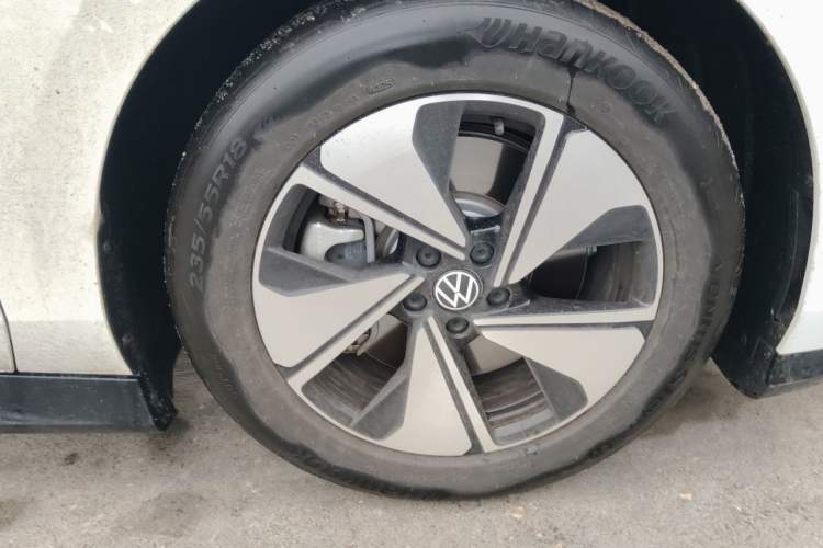 Used Volkswagen ID.7 VIZZION 2024 AIR model Right Front Wheel Hub