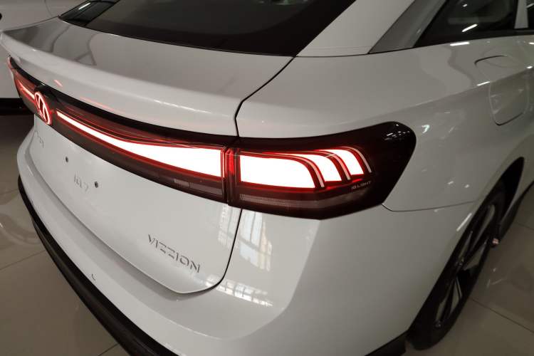 Used Volkswagen ID.7 VIZZION 2024 AIR model Right Rear Taillight