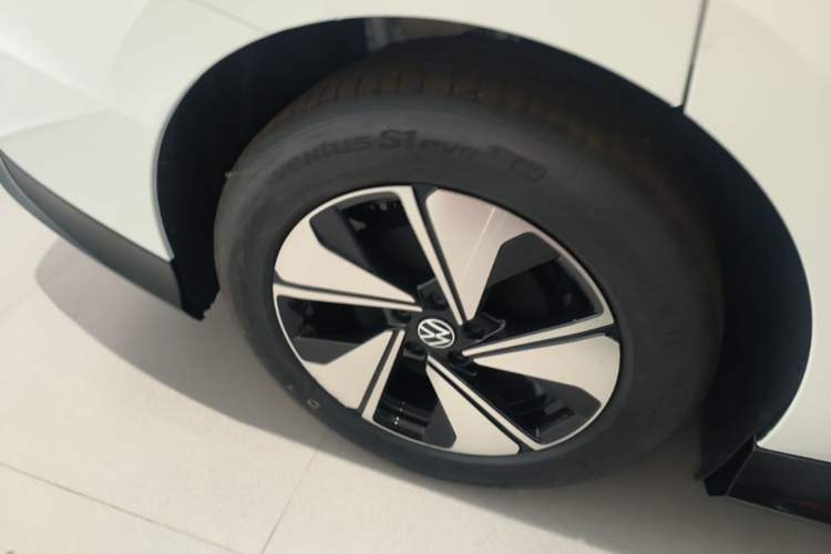 Used Volkswagen ID.7 VIZZION 2024 AIR model Right Rear Wheel Hub