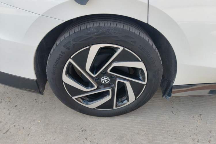 Used Volkswagen ID.7 VIZZION 2024 First Edition Right Rear Wheel Hub