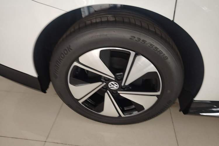 Used Volkswagen ID.7 VIZZION 2024 AIR model Right Rear Wheel Hub