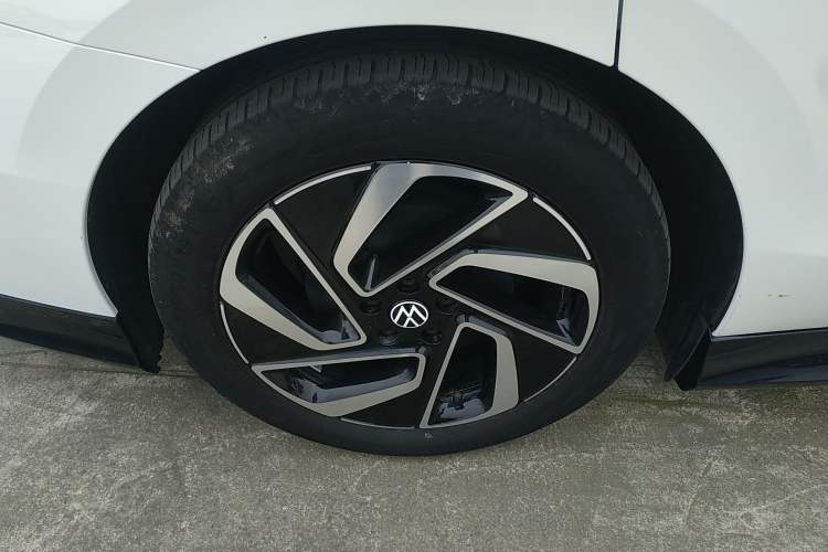 Used Volkswagen ID.7 VIZZION 2024 First Edition Right Rear Wheel Hub
