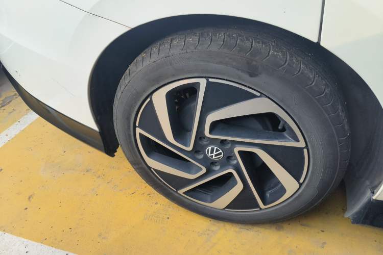 Used Volkswagen ID.7 VIZZION 2024 First Edition Right Rear Wheel Hub