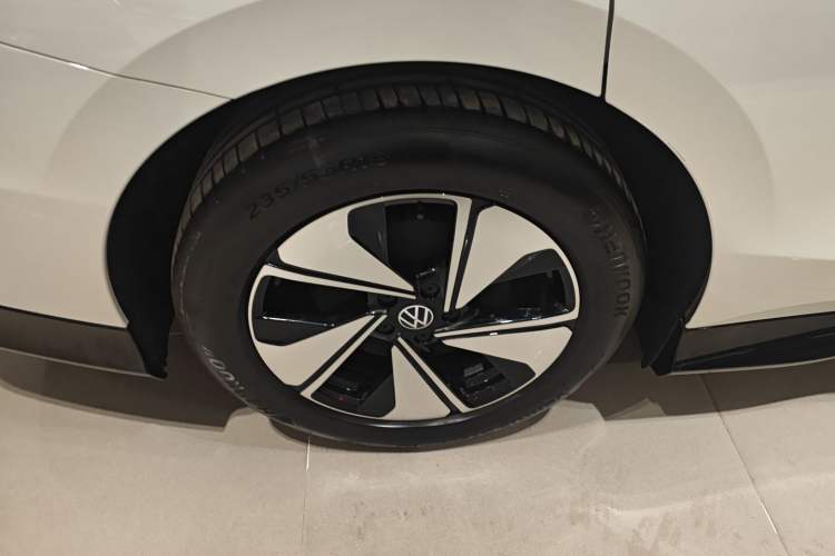 Used Volkswagen ID.7 VIZZION 2024 AIR model Right Rear Wheel Hub