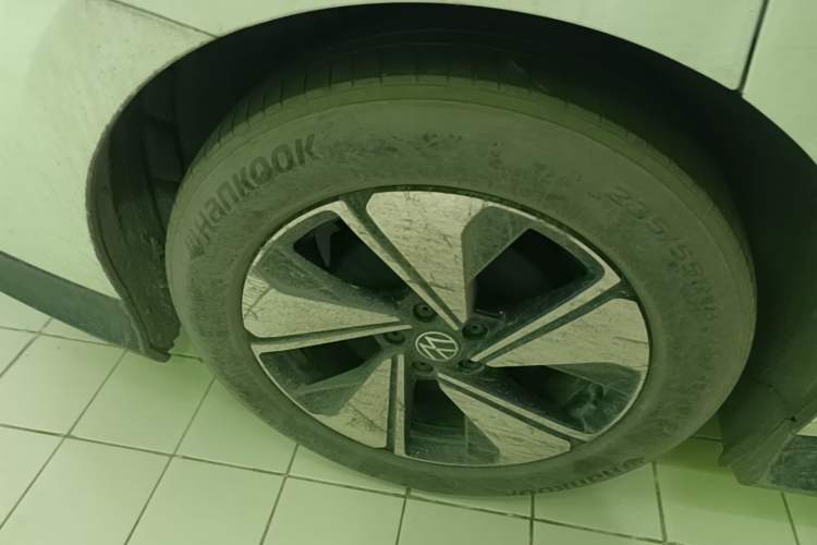 Used Volkswagen ID.7 VIZZION 2024 AIR model Right Rear Wheel Hub