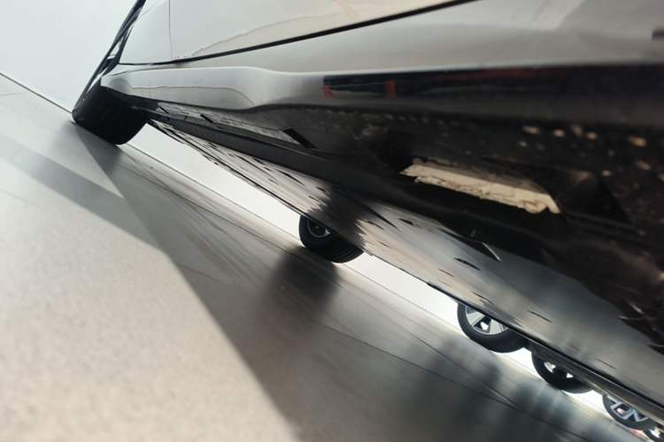 Used Volkswagen ID.7 VIZZION 2024 AIR model Right Side Sill