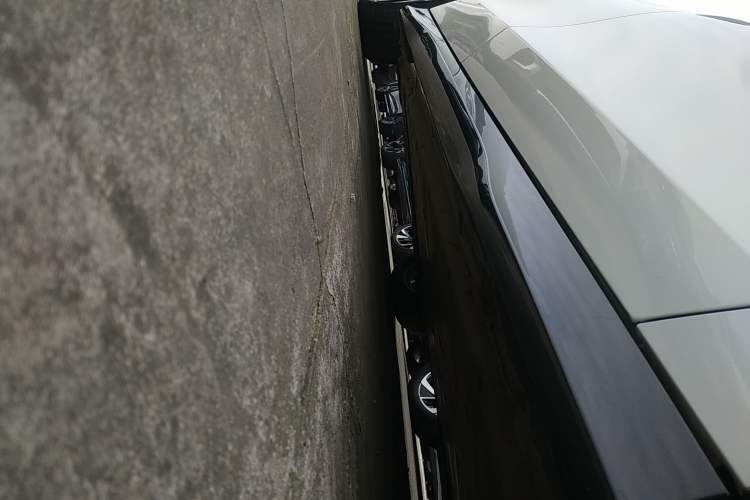 Used Volkswagen ID.7 VIZZION 2024 First Edition Right Side Sill