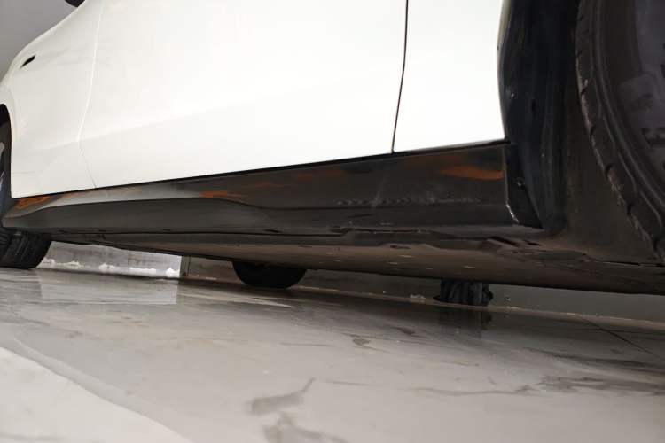 Used Volkswagen ID.7 VIZZION 2024 AIR model Right Side Sill