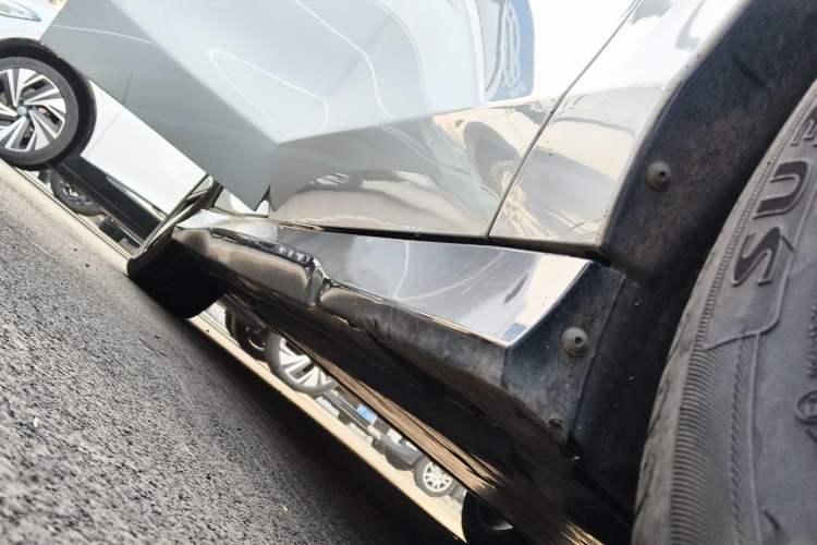 Used Volkswagen ID.7 VIZZION 2024 AIR model Right Side Sill