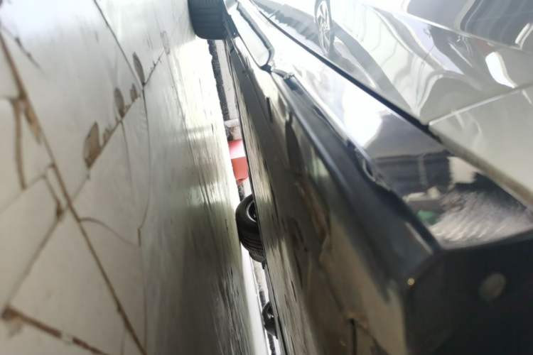 Used Volkswagen ID.7 VIZZION 2024 AIR model Right Side Sill