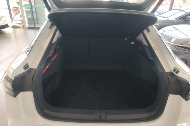 Used Volkswagen ID.7 VIZZION 2024 AIR model Trunk
