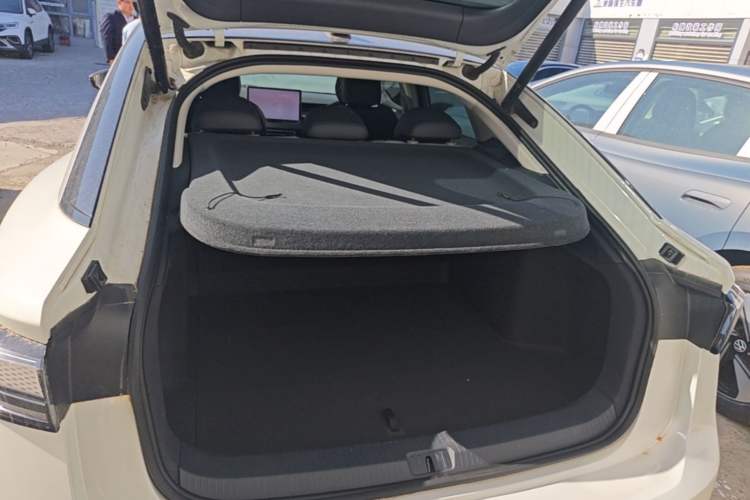 Used Volkswagen ID.7 VIZZION 2024 PRO Model Trunk