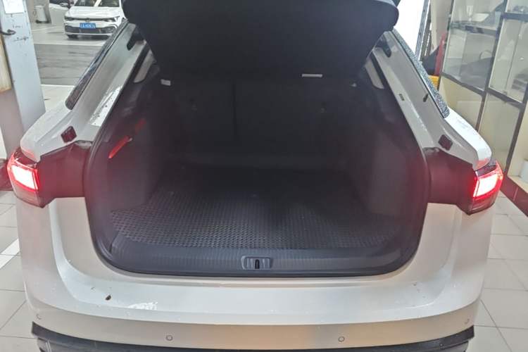 Used Volkswagen ID.7 VIZZION 2024 PRO Model Trunk