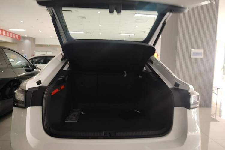 Used Volkswagen ID.7 VIZZION 2024 AIR model Trunk