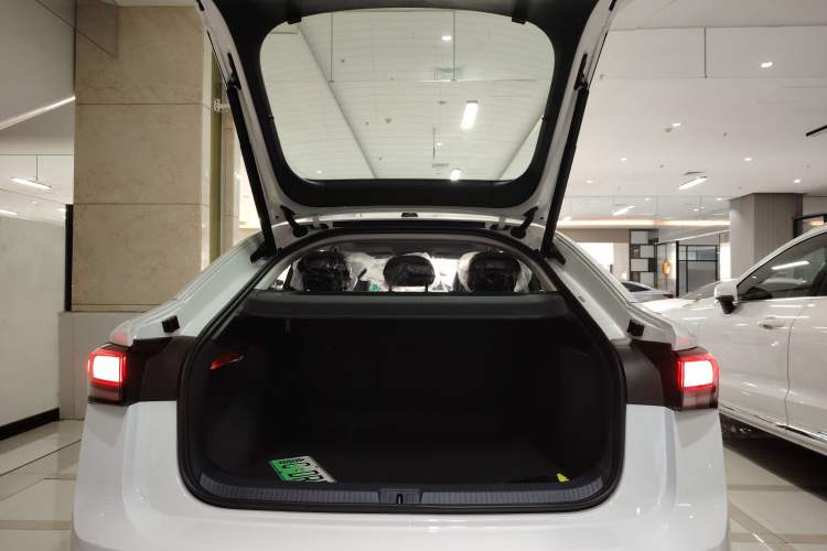 Used Volkswagen ID.7 VIZZION 2024 AIR model Trunk