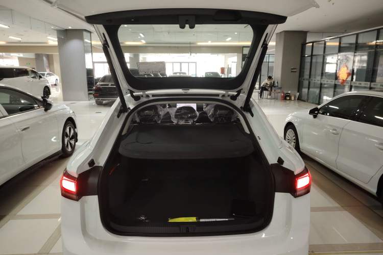 Used Volkswagen ID.7 VIZZION 2024 AIR model Trunk