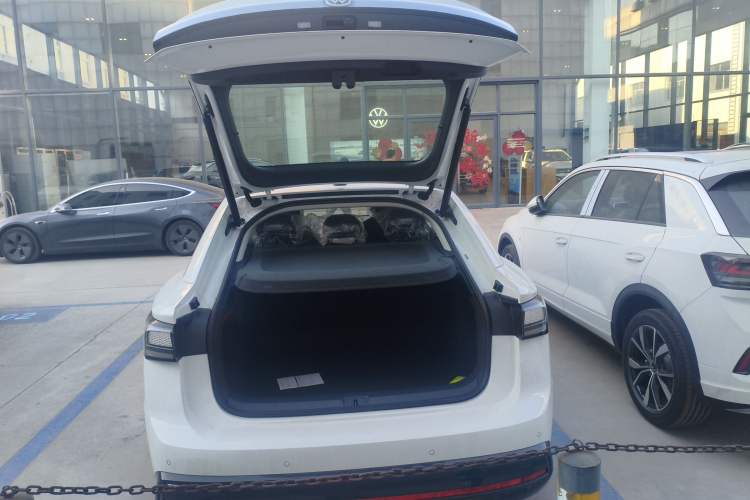 Used Volkswagen ID.7 VIZZION 2024 AIR model Trunk