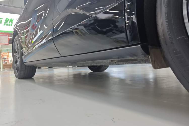 Used Volkswagen ID.UNYX 2024 Pro Long-Range Version Left Side Sill