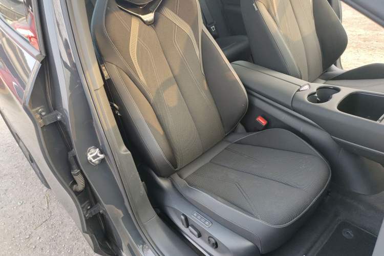 Used Volkswagen ID.UNYX 2024 Pro Long-Range Version Right Front Seat