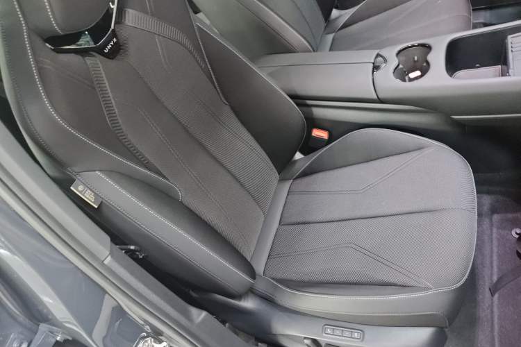 Used Volkswagen ID.UNYX 2024 Pro Long-Range Version Right Front Seat