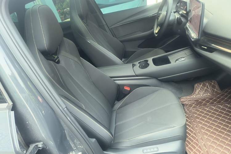 Used Volkswagen ID.UNYX 2024 Pro Long-Range Version Right Front Seat