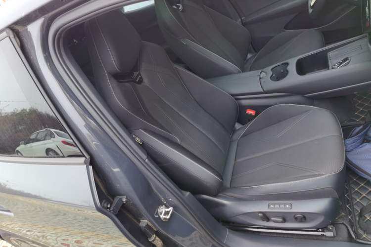 Used Volkswagen ID.UNYX 2024 Pro Long-Range Version Right Front Seat