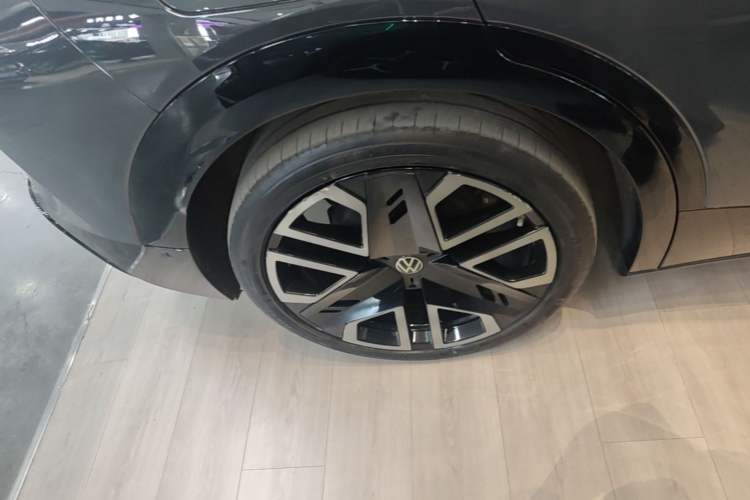 Used Volkswagen ID.UNYX 2024 Max High-Performance Edition Right Rear Wheel Hub