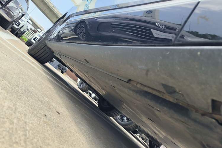 Used Volkswagen ID.UNYX 2024 Pro Long-Range Version Right Side Sill