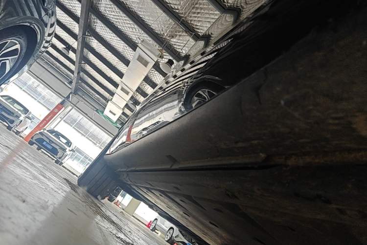 Used Volkswagen ID.UNYX 2024 Revised Pro Long-Range Version Right Side Sill