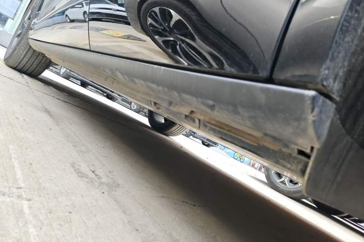 Used Volkswagen ID.UNYX 2024 Revised Pro Long-Range Version Left Side Sill