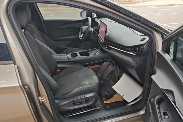 Used Volkswagen ID.UNYX 2024 Revised Pro Long-Range Version Right Front Seat