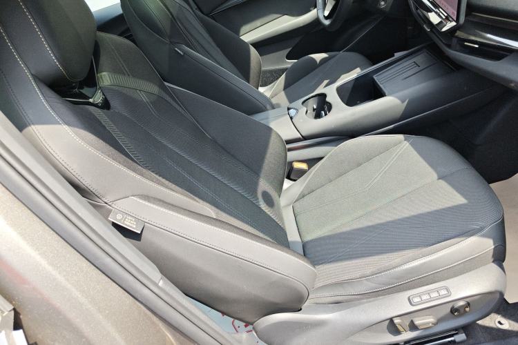 Used Volkswagen ID.UNYX 2024 Revised Pro Long-Range Version Right Front Seat