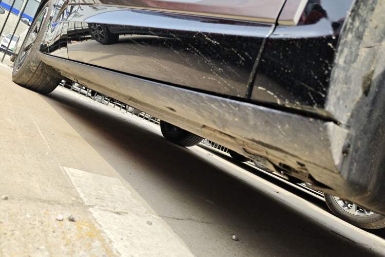Used Volkswagen ID.UNYX 2024 Revised Pro Long-Range Version Right Side Sill