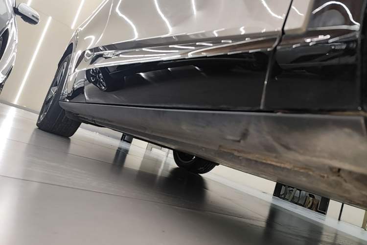 Used Volkswagen ID.UNYX 2024 Revised Ultra Long-Range Version Right Side Sill