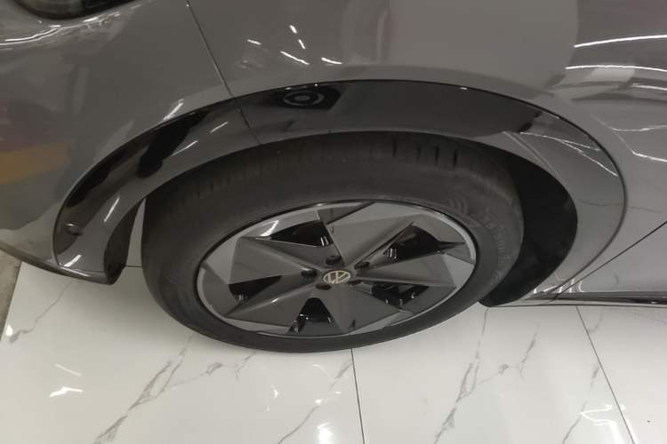 Used Volkswagen ID.UNYX 2024 Revised Pro Long-Range Version Left Front Wheel Hub