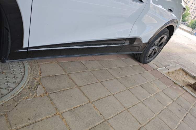 Used Volkswagen ID.UNYX 2024 Revised Pro Long-Range Version Left Side Sill
