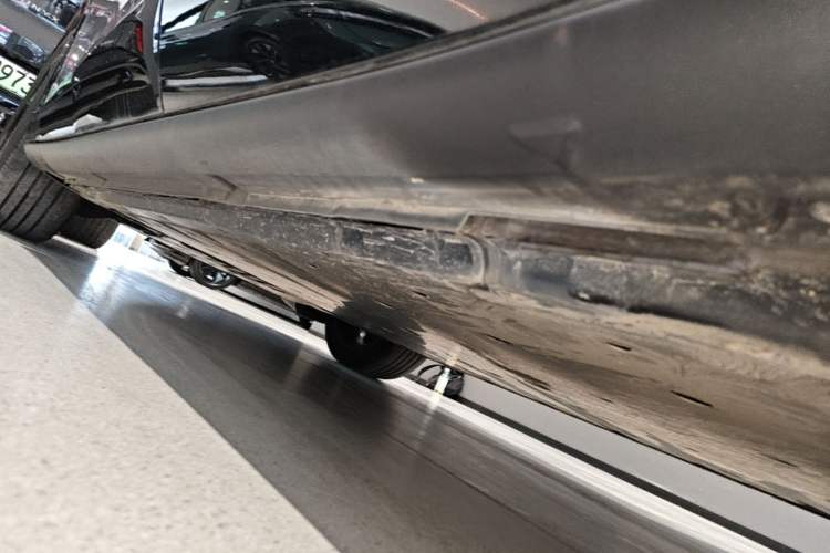 Used Volkswagen ID.UNYX 2024 Revised Pro Long-Range Version Left Side Sill