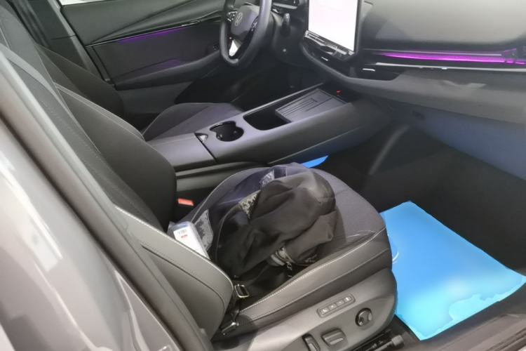 Used Volkswagen ID.UNYX 2024 Pro Long-Range Version Right Front Seat