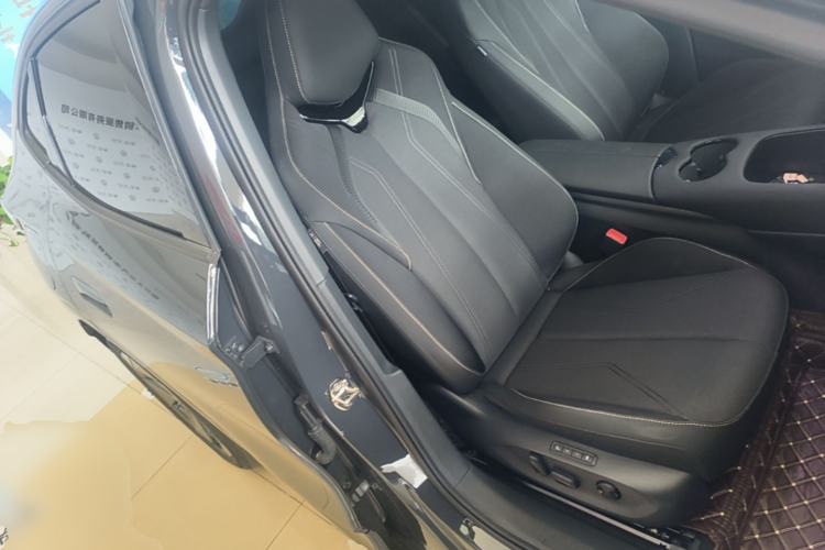 Used Volkswagen ID.UNYX 2024 Revised Pro Long-Range Version Right Front Seat