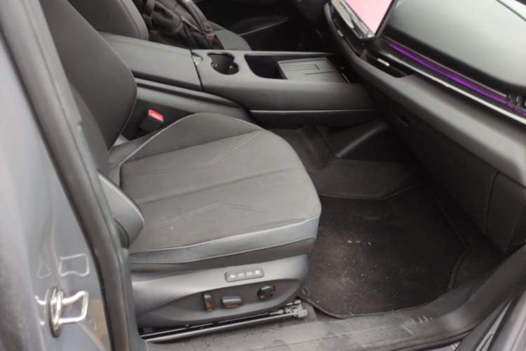 Used Volkswagen ID.UNYX 2024 Pro Long-Range Version Right Front Seat