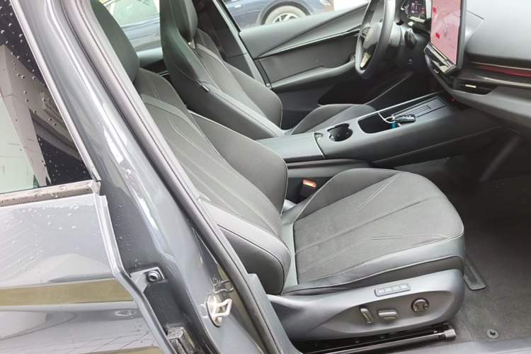 Used Volkswagen ID.UNYX 2024 Revised Pro Long-Range Version Right Front Seat
