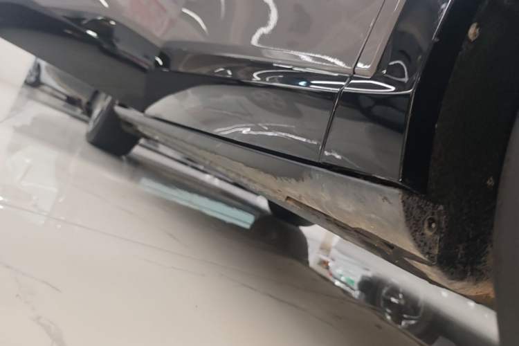 Used Volkswagen ID.UNYX 2024 Revised Pro Long-Range Version Right Side Sill