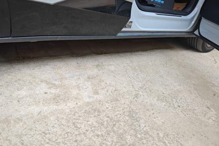 Used Volkswagen ID.UNYX 2024 Revised Pro Long-Range Version Right Side Sill