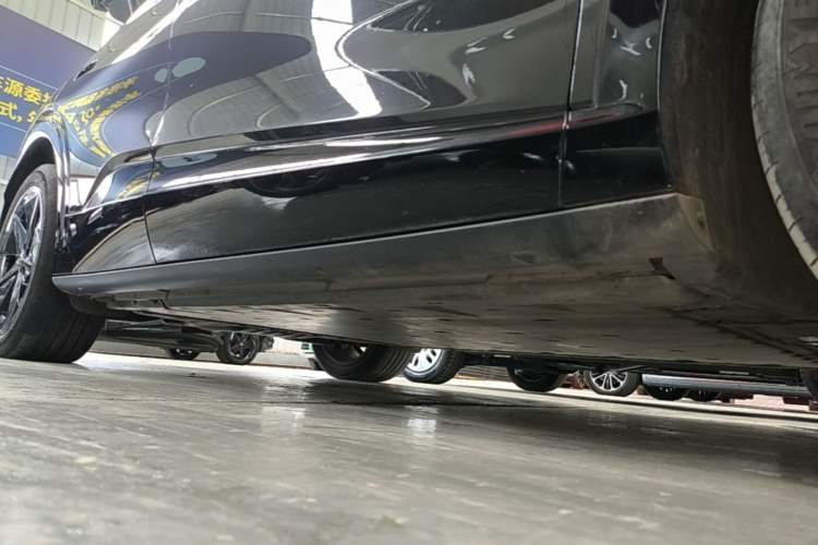 Used Volkswagen ID.UNYX 2024 Revised Ultra Long-Range Version Right Side Sill