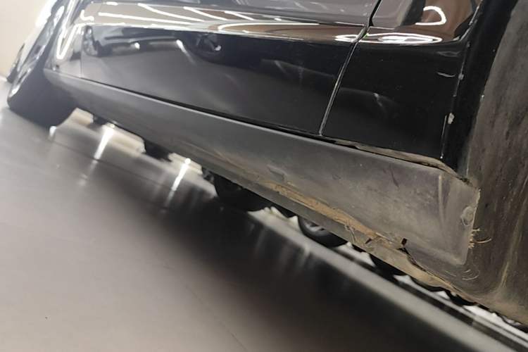 Used Volkswagen ID.UNYX 2024 Revised Ultra Long-Range Version Right Side Sill
