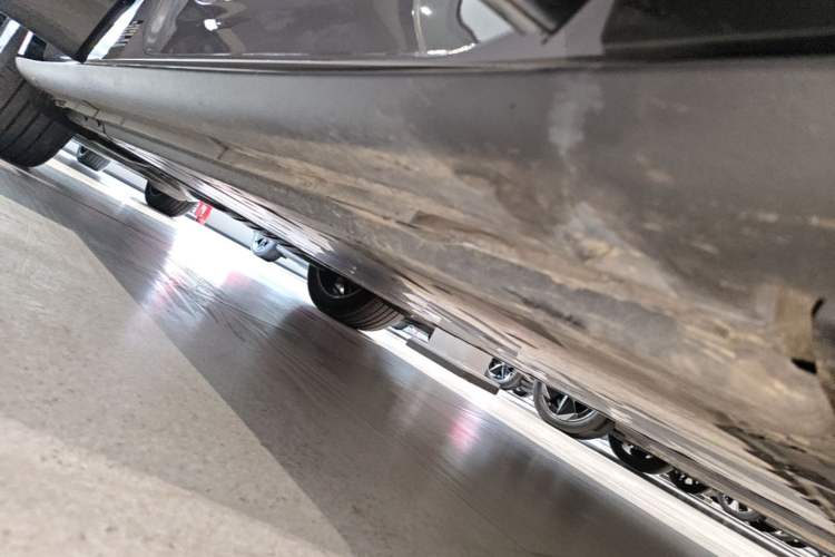 Used Volkswagen ID.UNYX 2024 Revised Pro Long-Range Version Right Side Sill