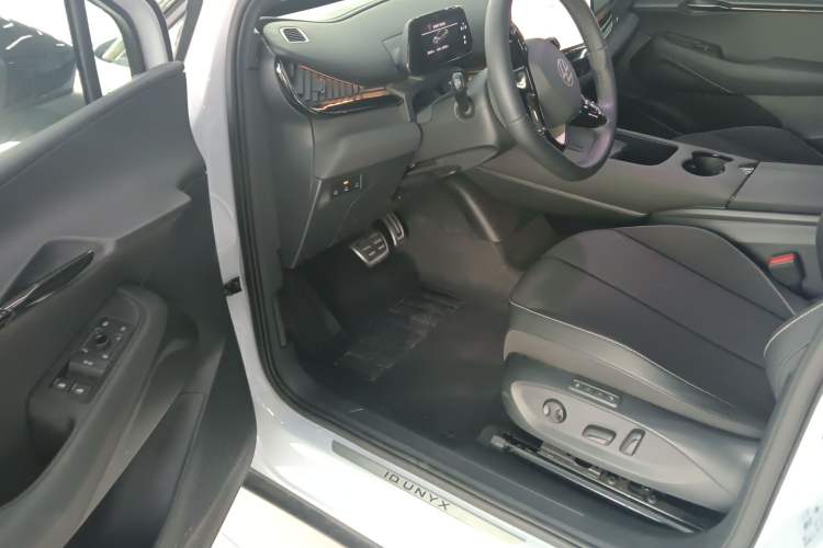 Used Volkswagen ID.UNYX 2024 Pro Long-Range Version Interior 3
