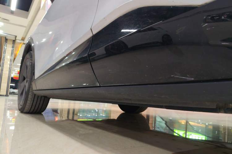 Used Volkswagen ID.UNYX 2024 Pro Long-Range Version Left Side Sill