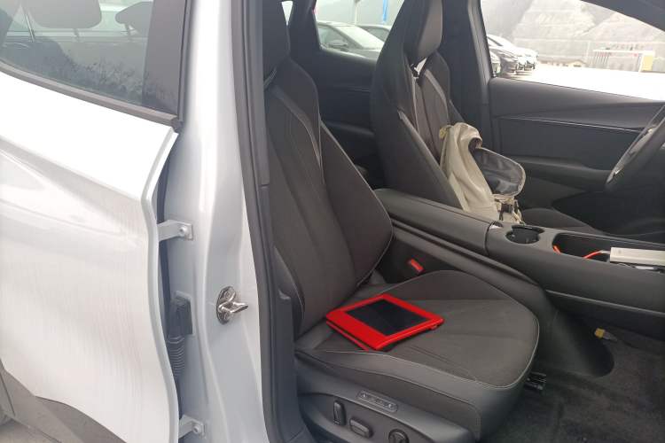 Used Volkswagen ID.UNYX 2024 Pro Long-Range Version Right Front Seat